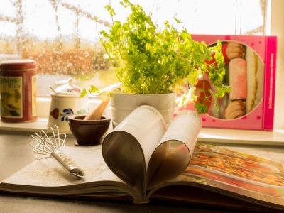 DE TRADUCTORES Y COCINEROS: RECETAS PARA HORNEAR UNA BUENA TRADUCCIÓN
