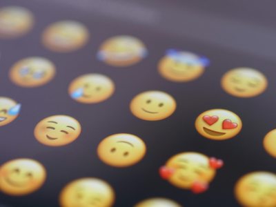 ¿POR QUÉ EL EMOJI TAMBIÉN ES UN LENGUAJE? (CÓMO INTERPRETARLO SEGÚN CADA CULTURA)
